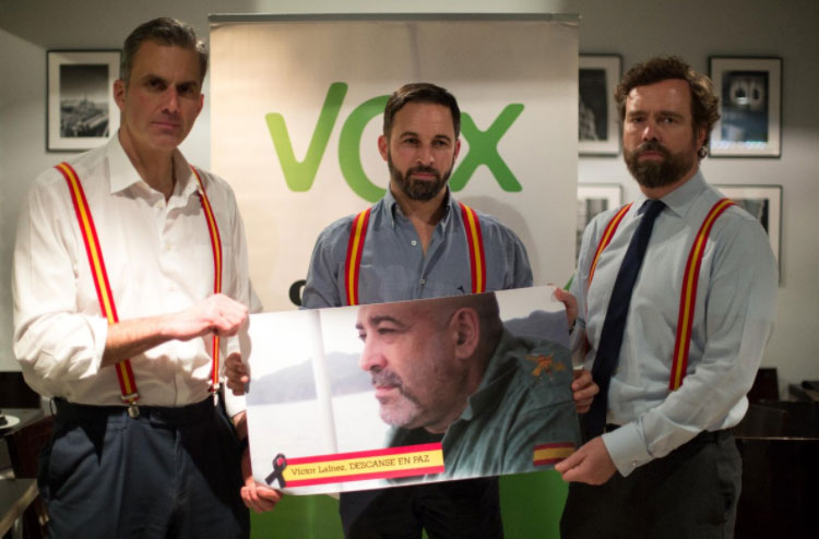 Santiago Abascal y Vox se visten con tirantes de la bandera de España.