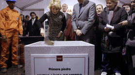 Esperanza Aguirre colocando la primera piedra de una nueva línea de Metro fuente Metro de Madrid