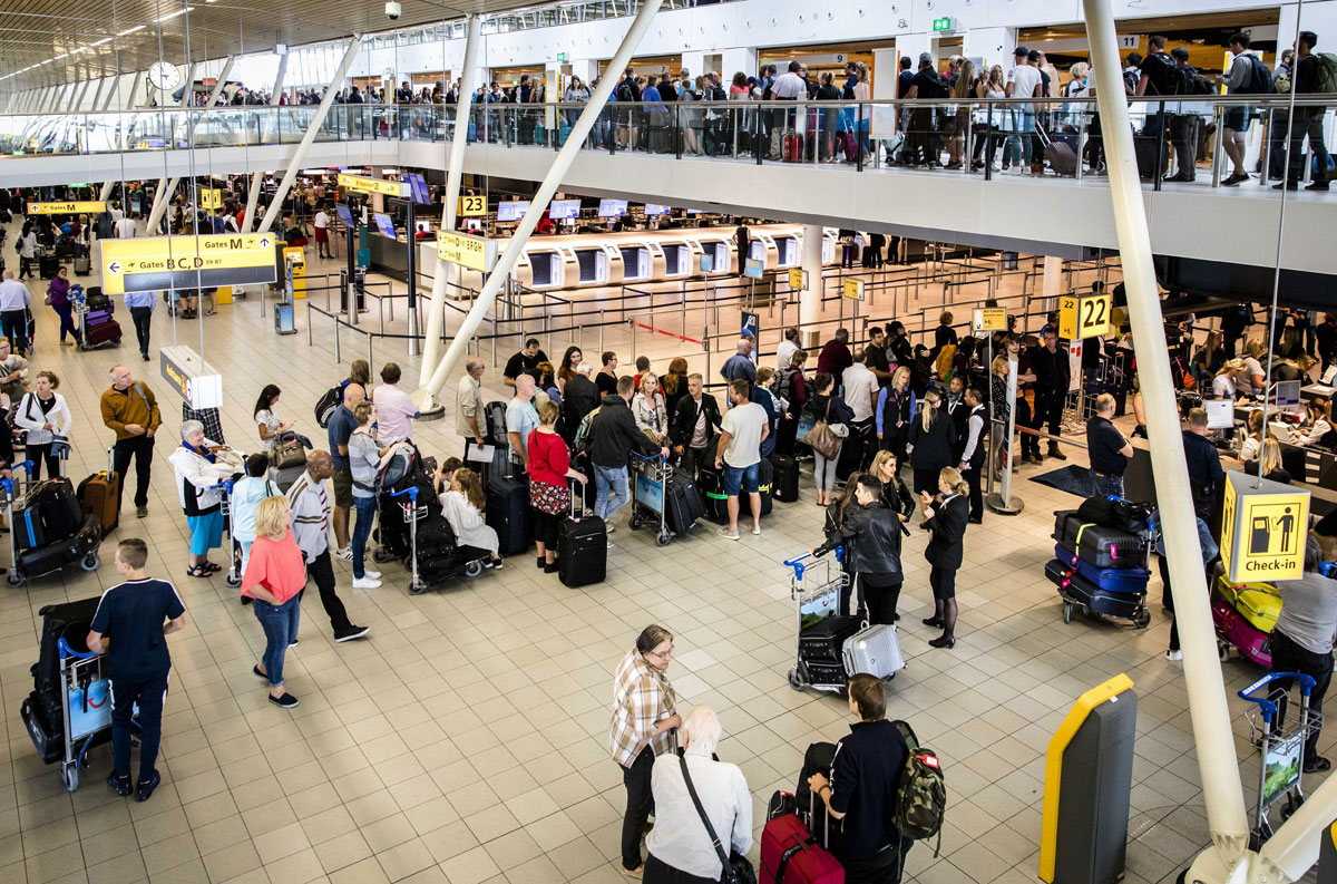 Pasajeros caminan por una de las salidas del aeropuerto de Schiphol, en Holanda. EFE/Archivo