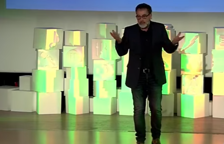 El humorista Carlos Blanco durante su intervención en la gala de entrega de premios SERenidade. 