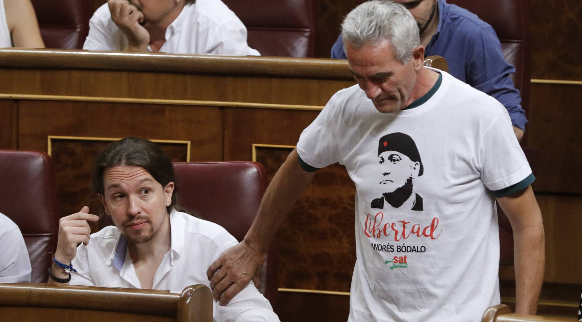 Diego Cañamero, votando con una camiseta que pedía la libertad para Andrés Bódalo. 