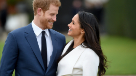 El príncipe Enrique de Inglaterra posa junto a su prometida, la actriz estadounidense Meghan Markle