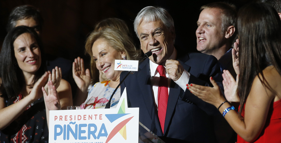 El presidente electo de la coalición Chile Vamos, Sebastián Piñera (c), habla ante un grupo de simpatizantes tras ganar en los comicios este domingo 17 de diciembre de 2017, en Santiago (Chile)
