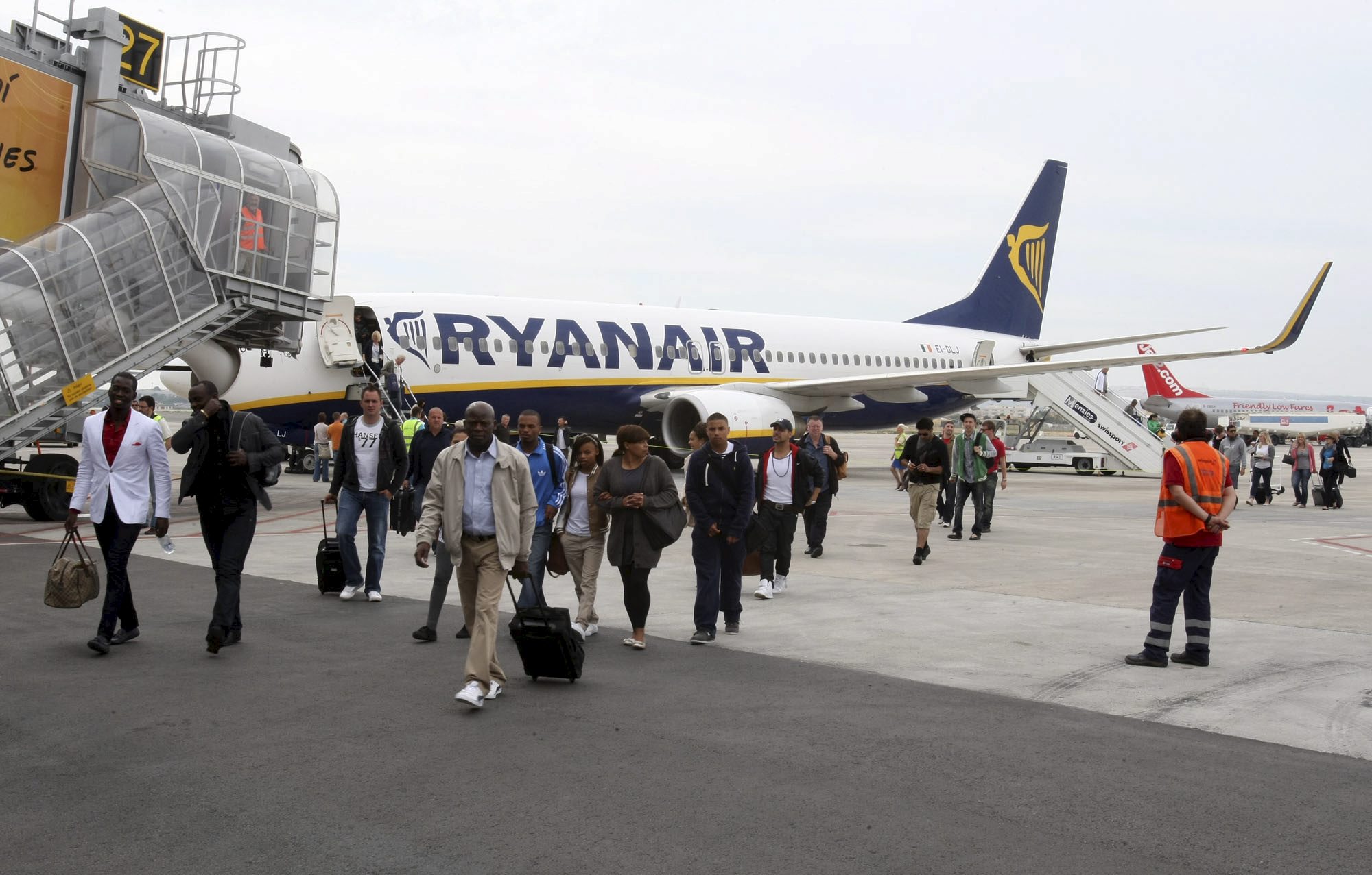 Desembarque a pie de pista de un vuelo de la compañía Ryanair