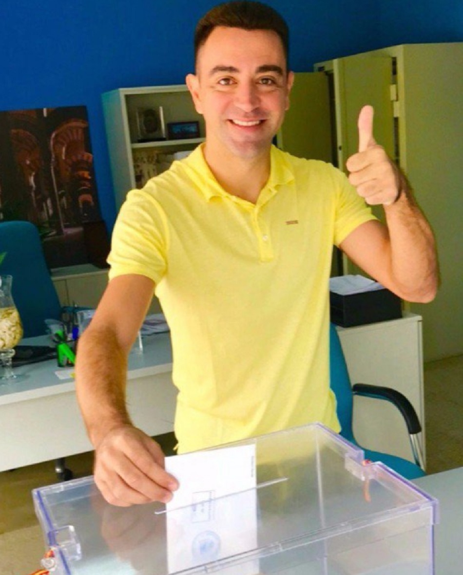 Xavier Hernández votando para el 21D en Doha.