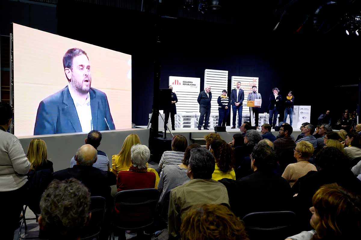 El conseller cesado y encarcelado de ERC Oriol Junqueras (i) en un acto de campaña de ERC