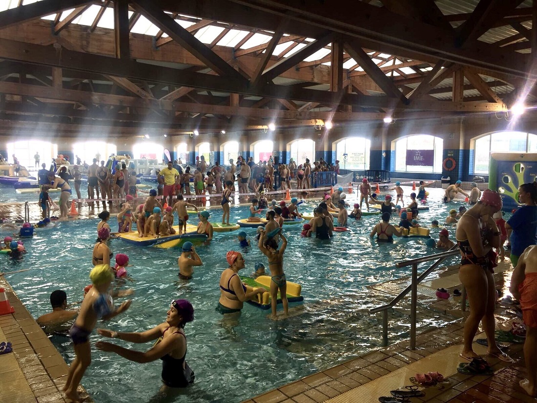 La piscina del Germans Escalas en plena fiesta acuática