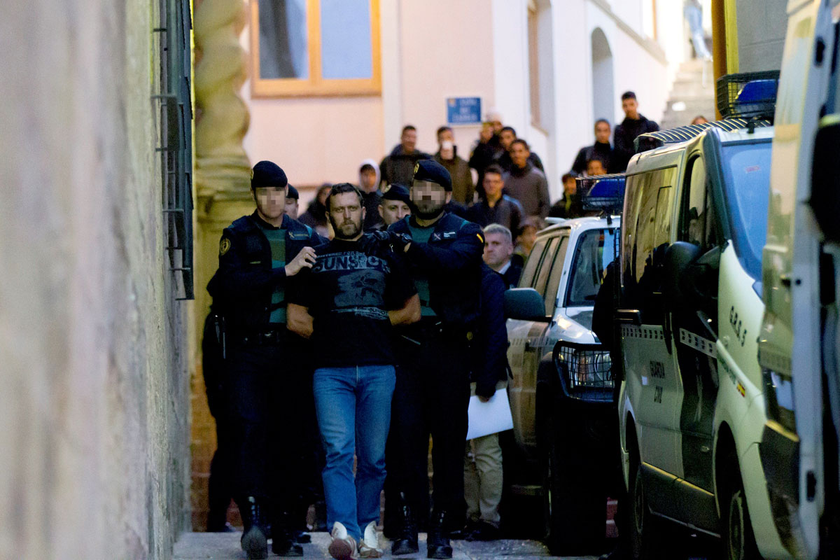 Agentes de la Guardia Civil trasladan al serbio Norbert Feher, acusado del asesinato de dos guardias civiles y un ganadero en Teruel, a su salida de los juzgados de Alcañiz (Teruel).
