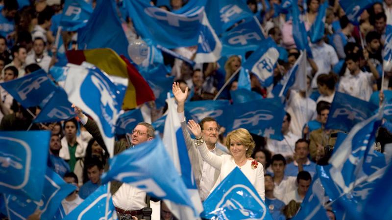 Alberto Ruiz-Gallardón, Mariano Rajoy y Esperanza Aguirre en el cierre de campaña de 2011 en el palacio de Deportes de Madrid.