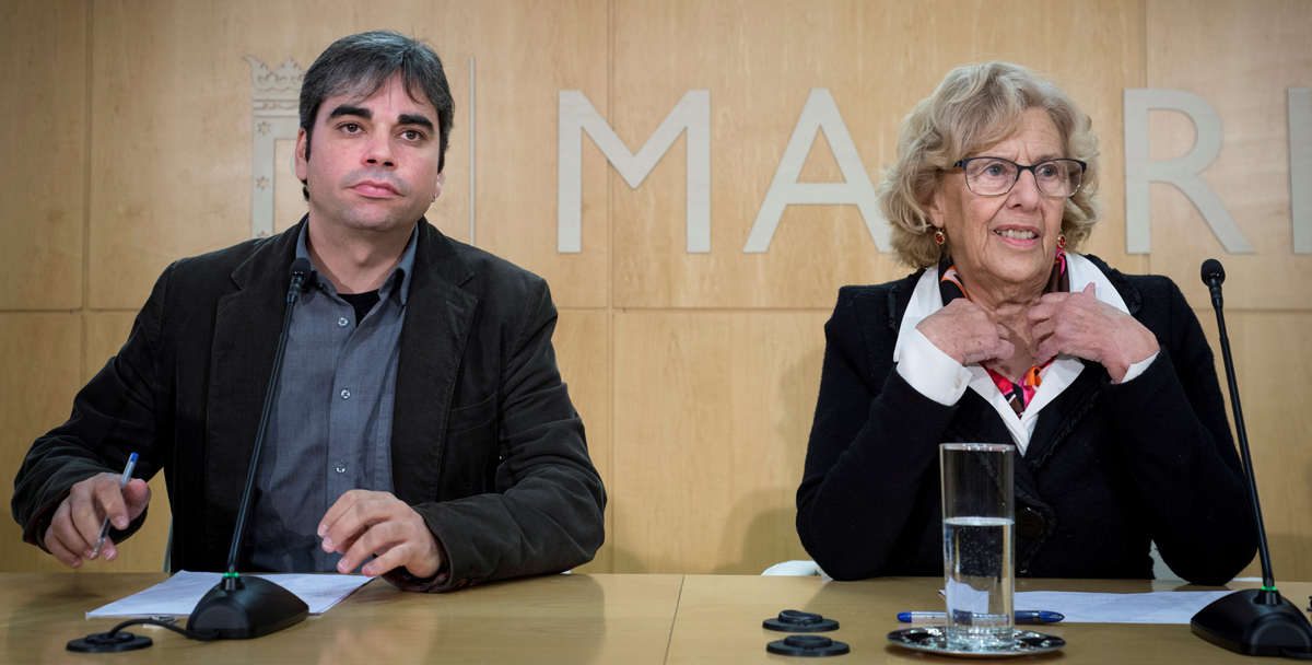 Manuela Carmena acompañada por el edil de IU Jorge García Castaño, nuevo concejal de Economía y Hacienda