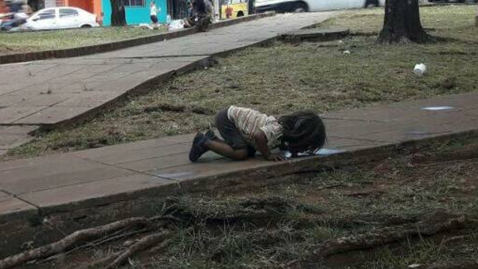 Una niña bebiendo de un charco del suelo en Misiones Argentina