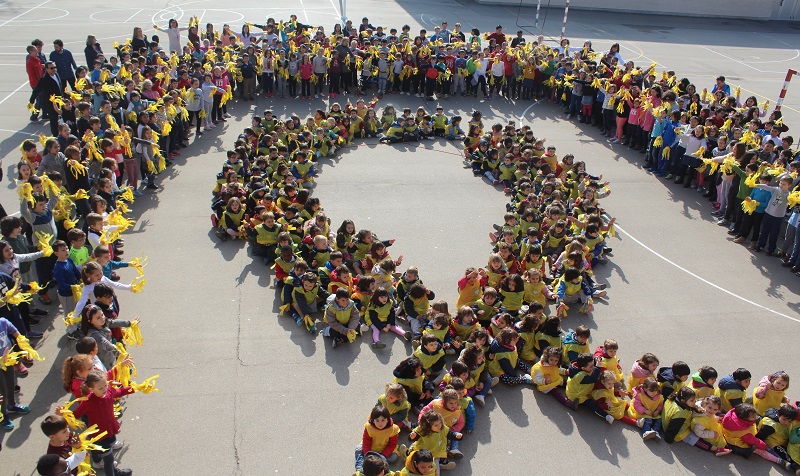 Alumnos de 10 colegios de Aragón han formado lazos dorados con motivo del Día Internacional del Niño con Cáncer. (Foto: Asociación de Padres de Niños Oncológicos de Aragón/Aspanoa)