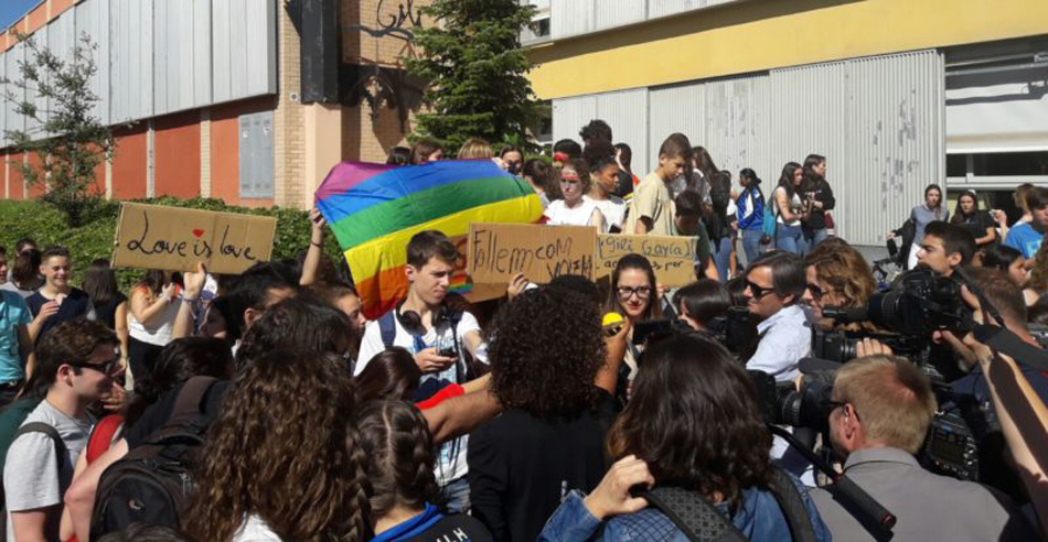 Concentración de más de 200 alumnos de ESO del instituto Gili i Gaya de Lleida contra el profesor homófobo