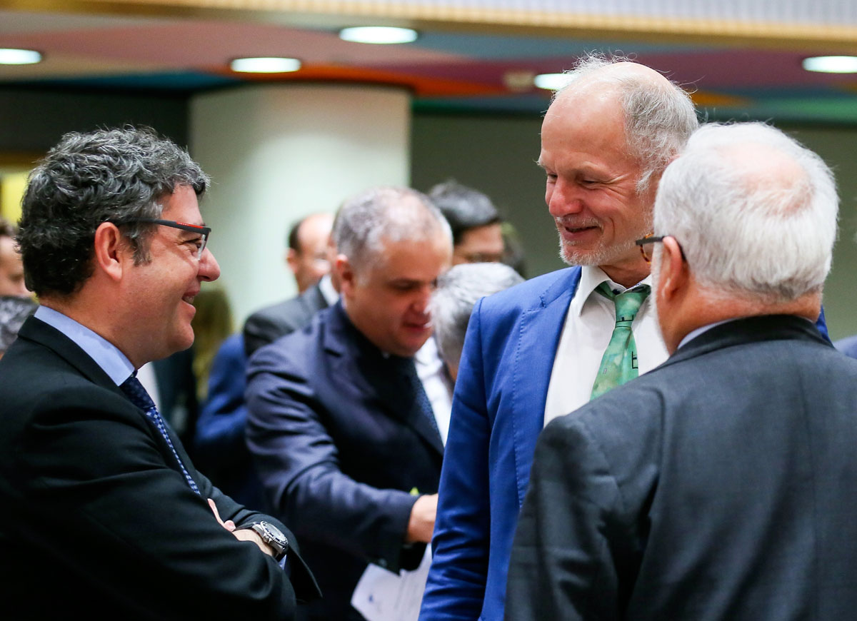 El ministro español de Energía, Álvaro Nadal Belda (i), conversa con Miguel Arias Cañete (d, de espaldas), y con el secretario de estado alemán de Energía, Rainer Baake