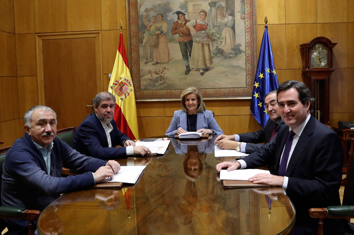 La ministra de Empleo, Fátima Báñez durante su reunión con los representantes de sindicatos y patronal