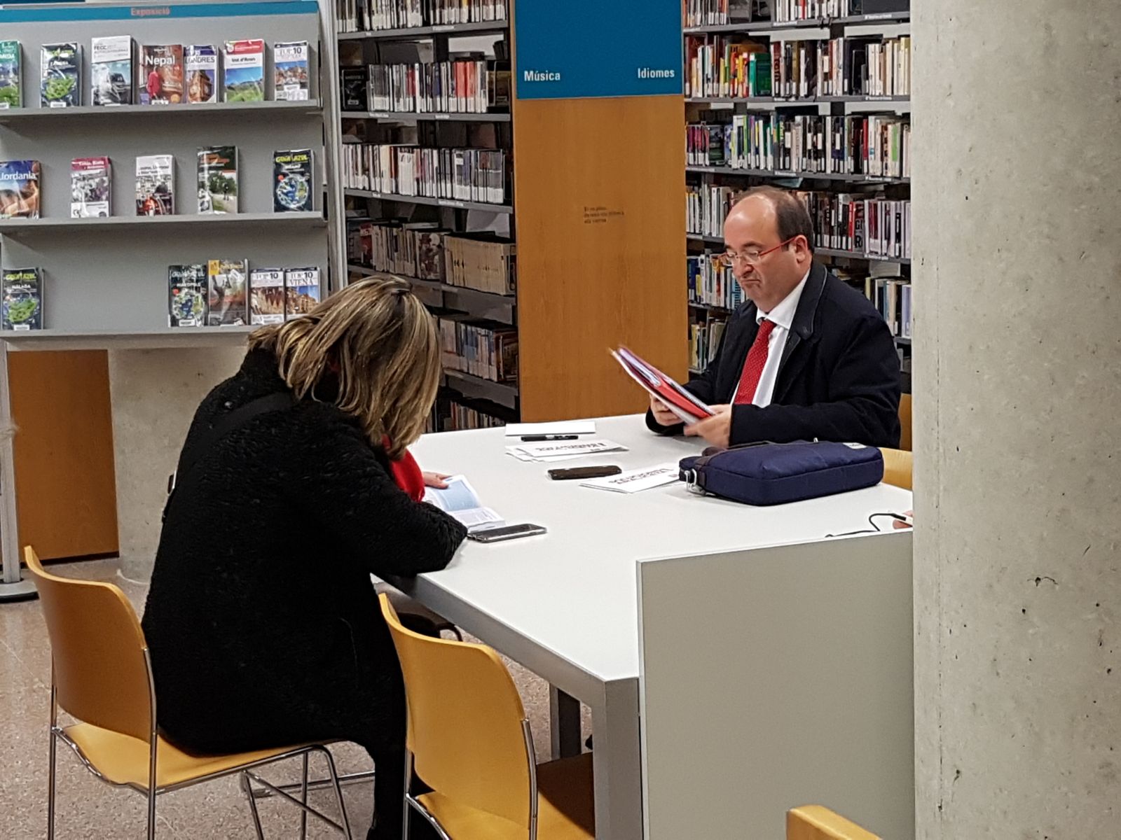 Miquel Iceta prepara el seu mitin final a la Biblioteca de Bellvitge.