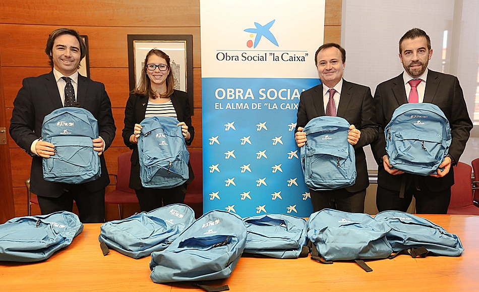 Los representantes de Obra Social "la Caixa" con el alcalde de Coslada, Ángel Viveros (2º por la derecha) y la edil de Infancia, Macarena Orosa.