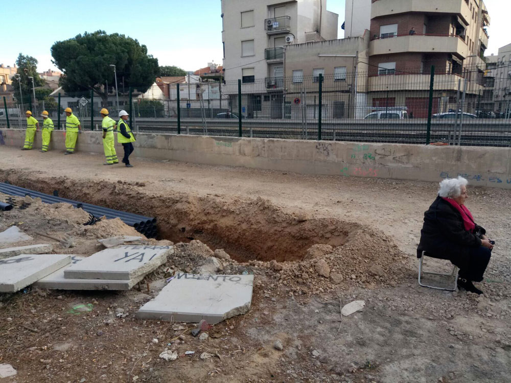 Una anciana protesta por el soterramiento del AVE en Murcia