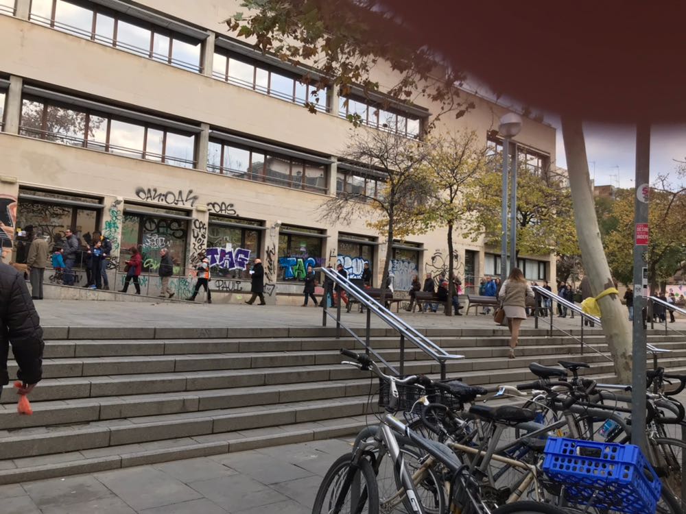 Cola ante un colegio electoral en el barrio de Gràcia de Barcelona.