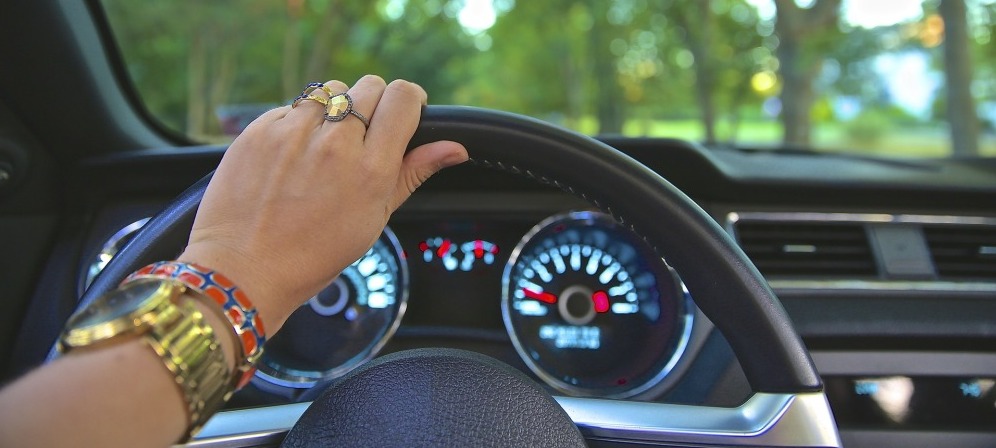 Una mujer conduciendo.