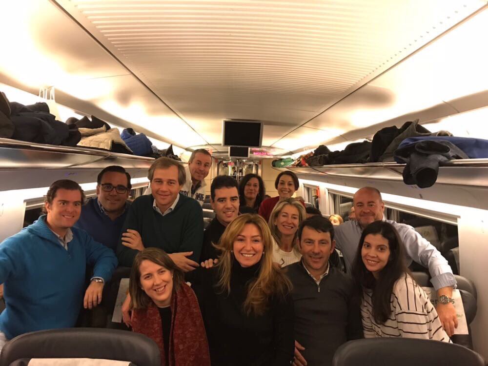 Miembros del Partido Popular con el alcalde de Boadilla del Monte, Antonio González Terol, camino de Cataluña. 