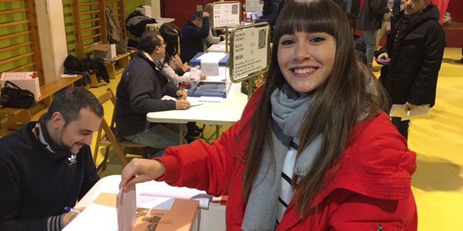 Aitana vota en las elecciones catalanas