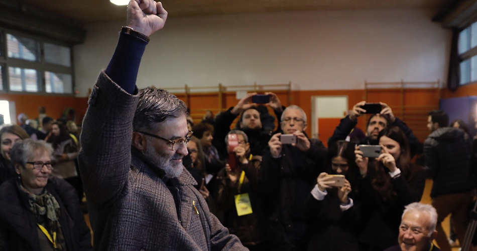 El líder de la CUP Carles Riera, en el momento de votar