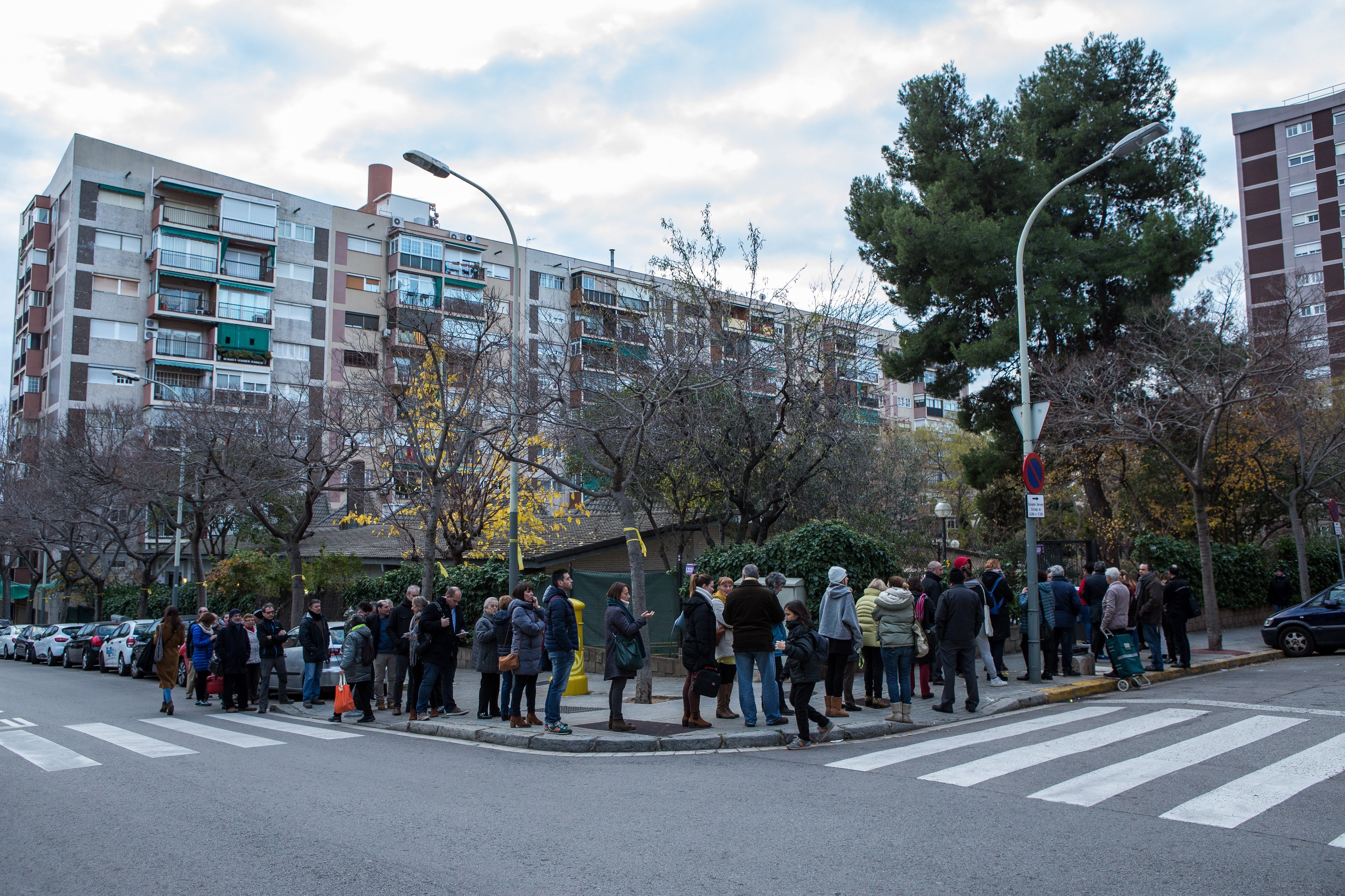 cola en un colegio electoral de Cataluña