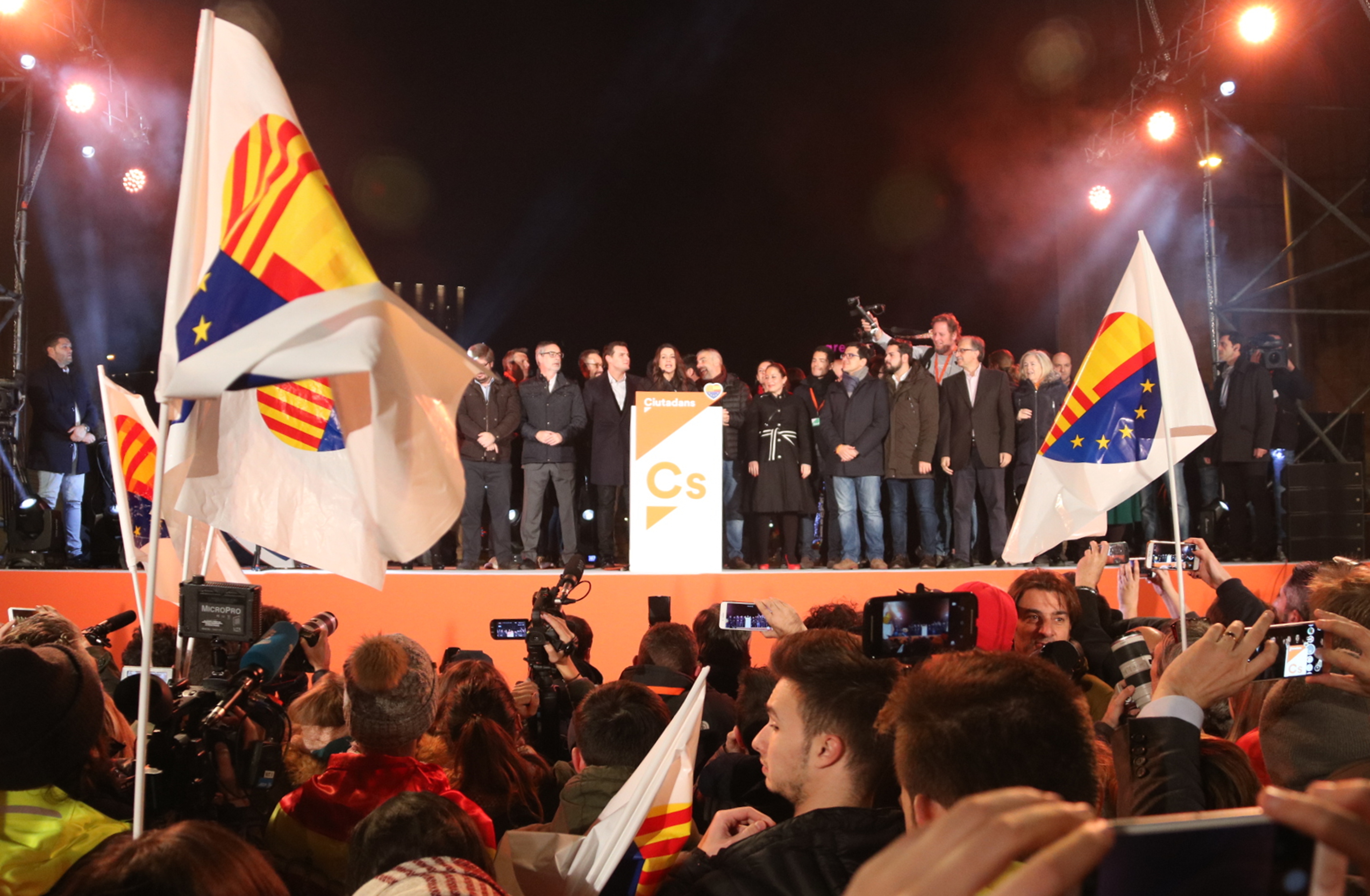 Ciudadanos ha celebrado la victoria con una fiesta a la plaza España de Barcelona.