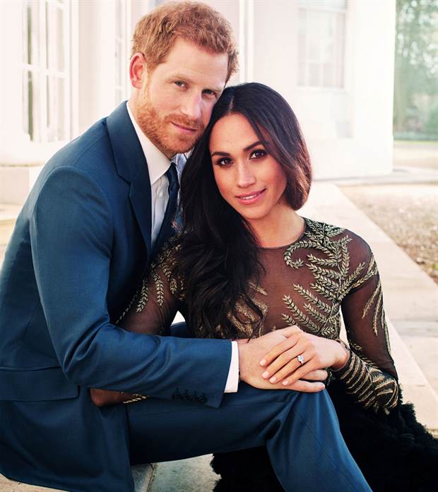 El príncipe Harry y su prometida Meghan Markle posan en sus primeras fotos oficiales.