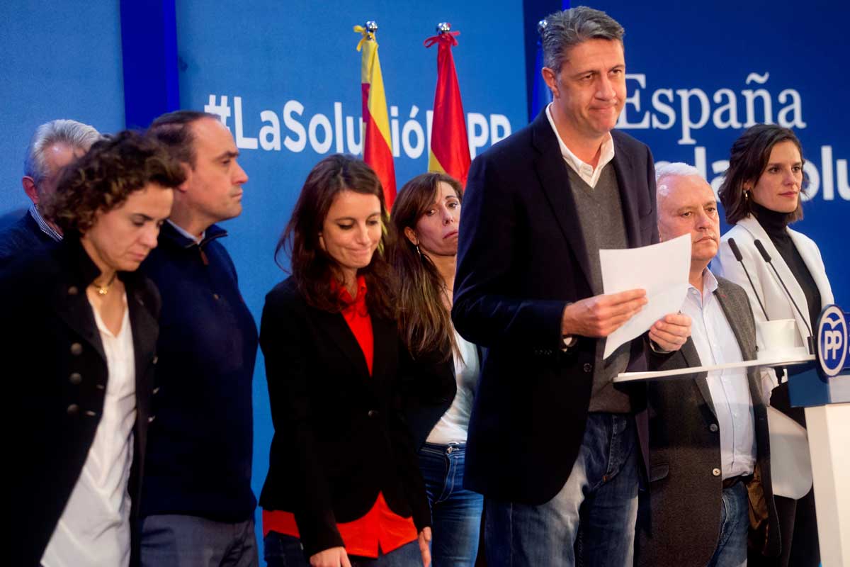 El cabeza de lista del PPC en las elecciones del 21D, Xavier García Albiol (3ºd), anoche al final de su intervención para valorar los resultados electorales de su formación en las elecciones catalanas del 21D. 