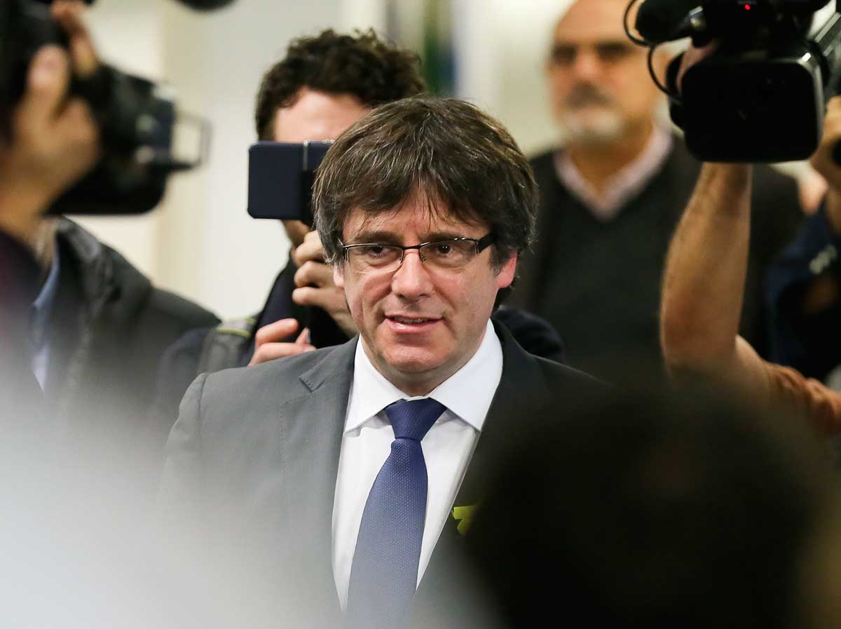 El expresidente de la Generalitat y candidato de Junts per Catalunya, Carles Puigdemont (c), llega a una rueda de prensa en Bruselas en Bélgica, hoy, 22 de diciembre de 2017. EFE