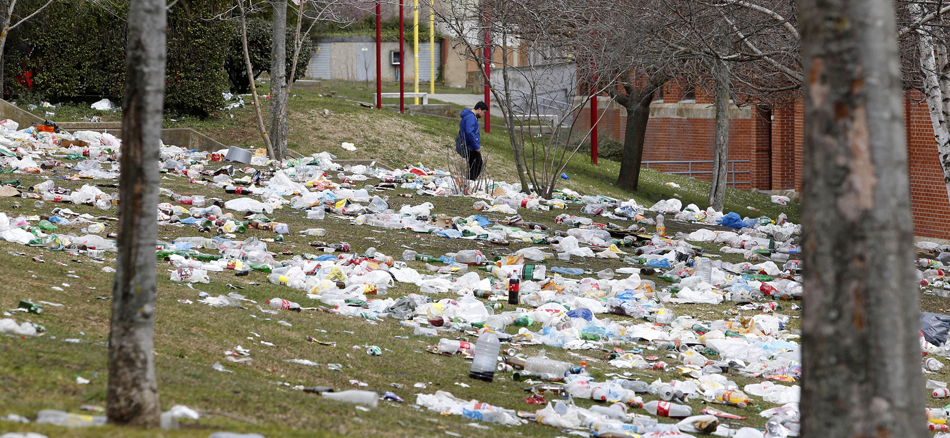 Estado de un campus después de un 'macrobotellón'