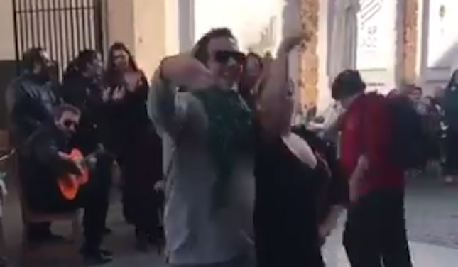 Pantallazo del vídeo en el que Kichi baila un villancico. 