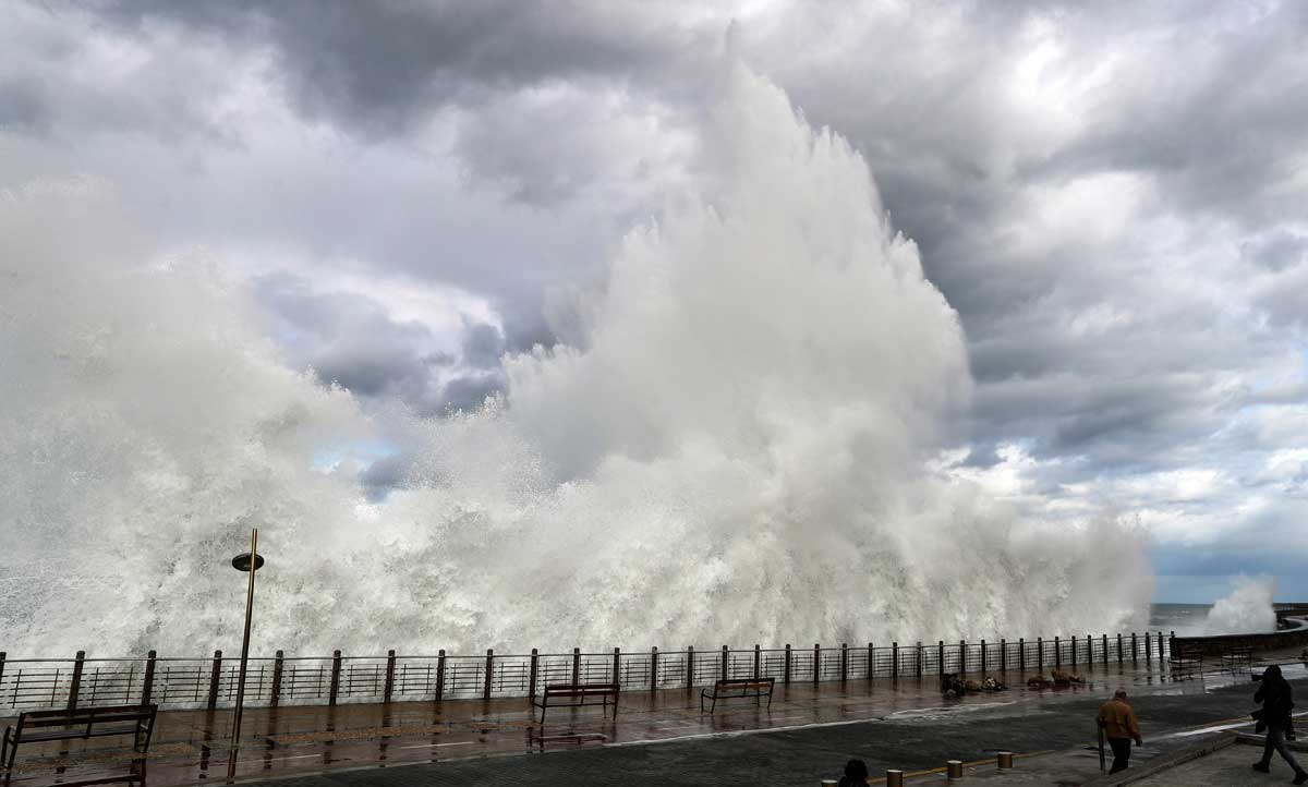Una ola rompe en el Paseo Nuevo de San Sebastián. 