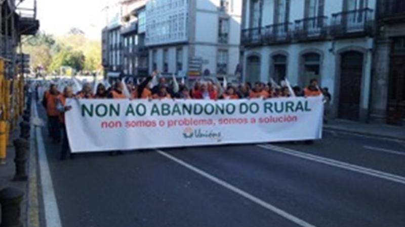 Manifestantes recorren las calles de Santiago de Compostela en señal de protesta por las políticas para el rural de la Xunta.