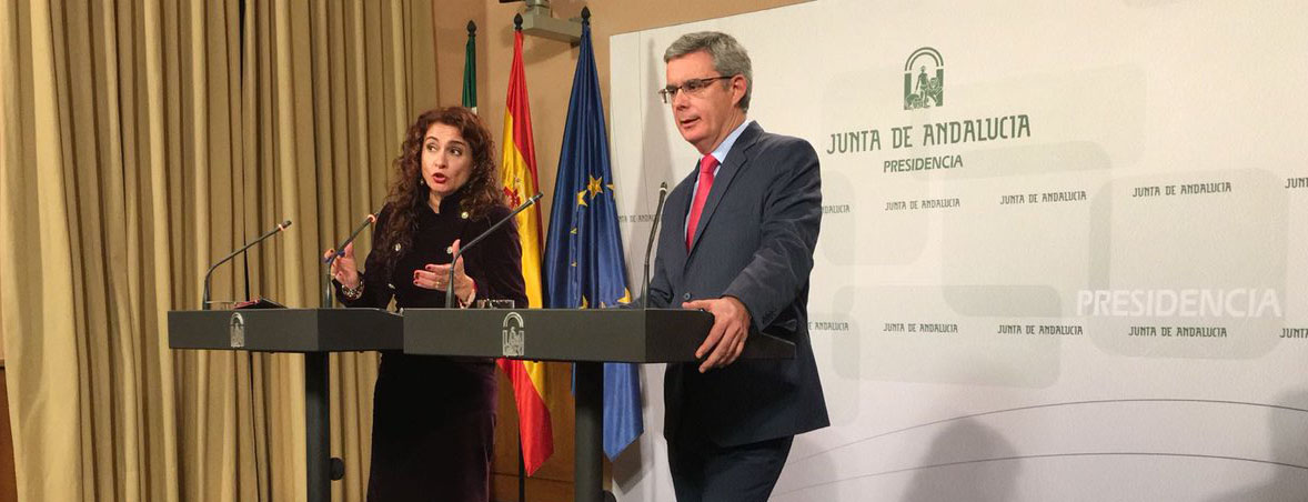 La consejera de Hacienda, María Jesús Montero, y el portavoz del Gobierno, Juan Carlos Blanco, hoy en rueda de prensa.