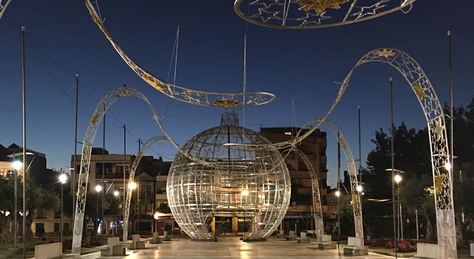 La iluminación navideña de Fuengirola se adjudicó tres días después de iniciar el montaje