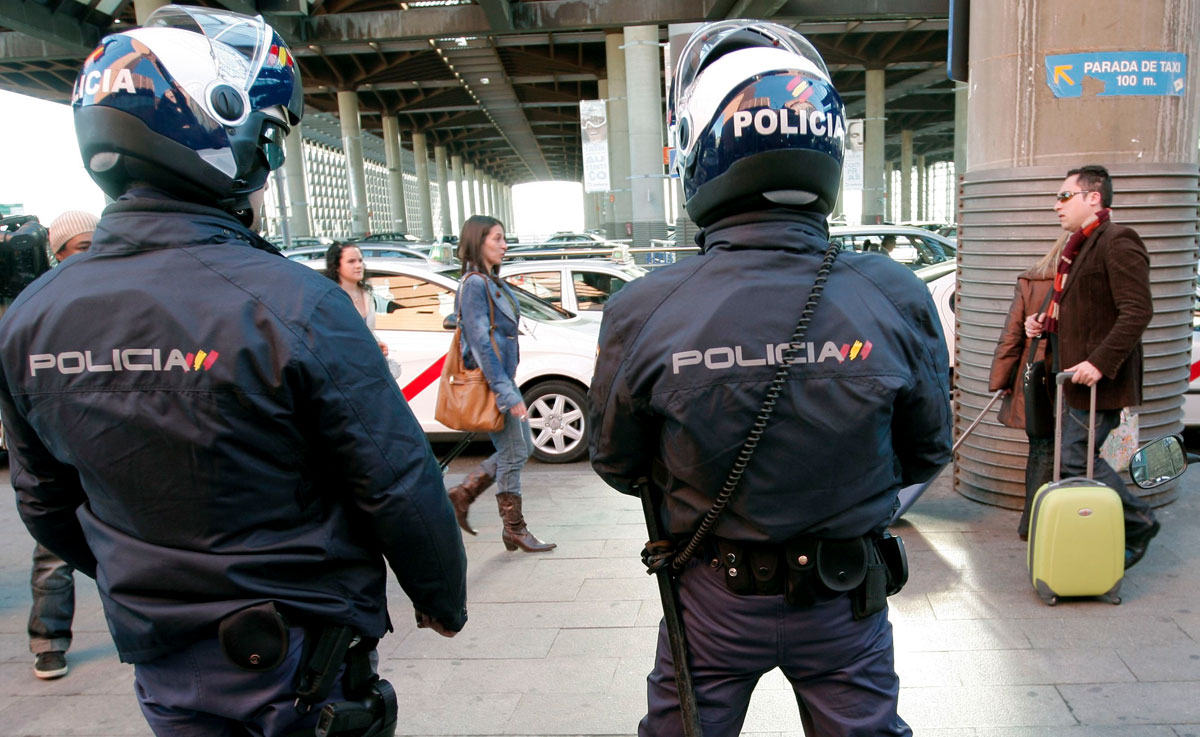Dos policías nacionales vigilan en la estación de Atocha en Madrid