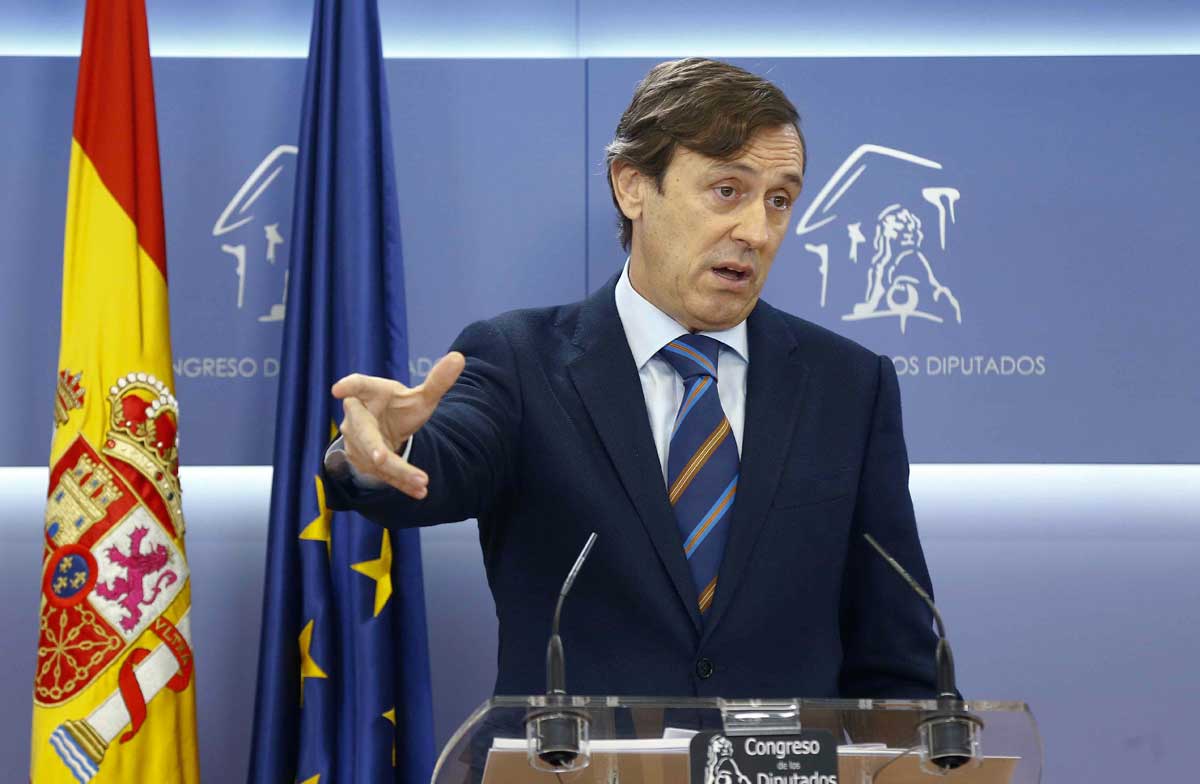 El portavoz del Grupo parlamentario Popular, Rafael Hernando, durante su comparecencia ante los medios en el Congreso de los Diputados tras la reunión del Consejo de Dirección de Grupo Popular. EFE