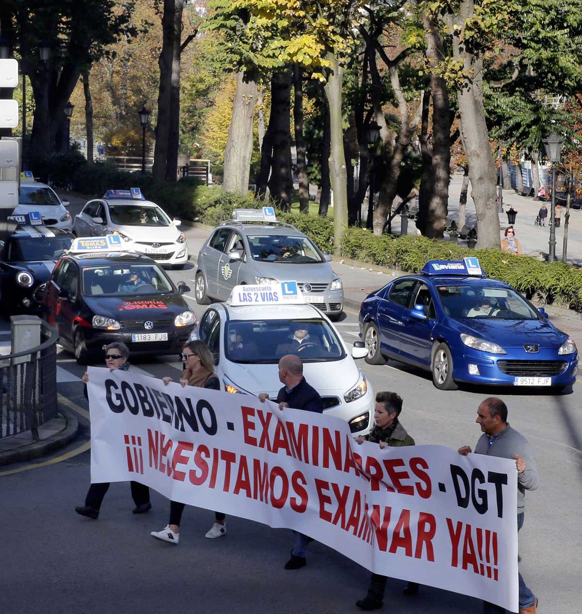 Marcha de coches de la Unión de Empresarios de Autoescuela de Asturias (UEAS) por las calles de Oviedo en protesta por las consecuencias de la huelga de examinadores de Tráfico.