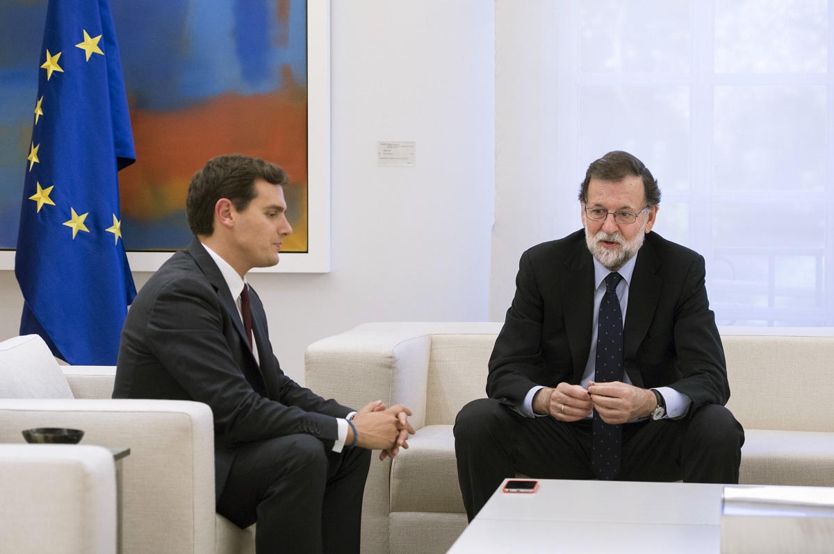 El presidente del Gobierno, Mariano Rajoy (d), y el presidente de Ciudadanos, Albert Rivera, durante la reunión mantenida el pasado mes de octubre en el Palacio de la Moncloa