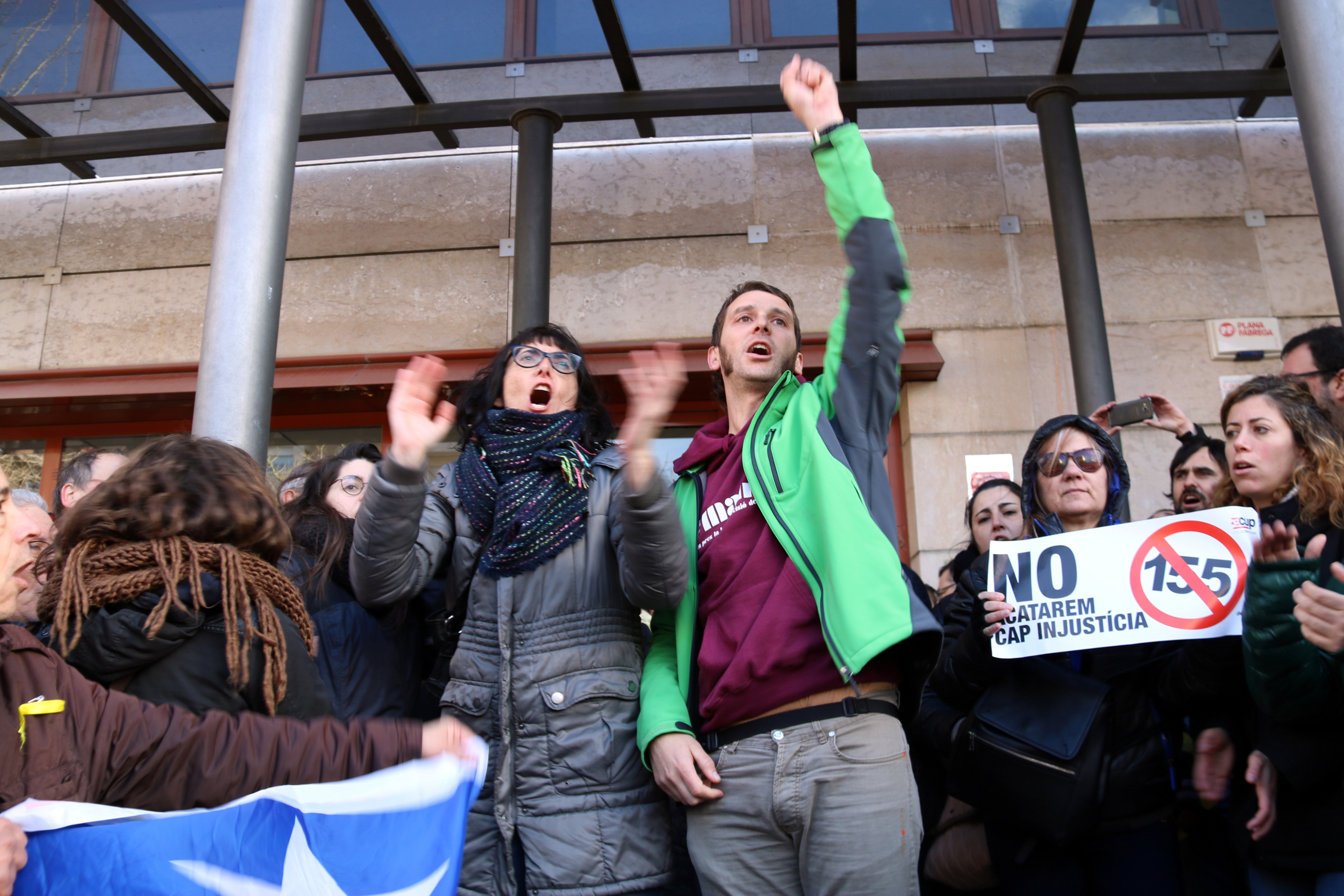 Marta Llorens i Oriol Ciurana, els dos regidors de la CUP a Reus, a la sortida del jutjat