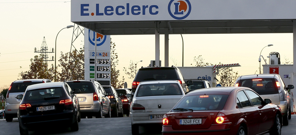 Colas de vehiculos esperan para repostar en una gasolinera de Madrid