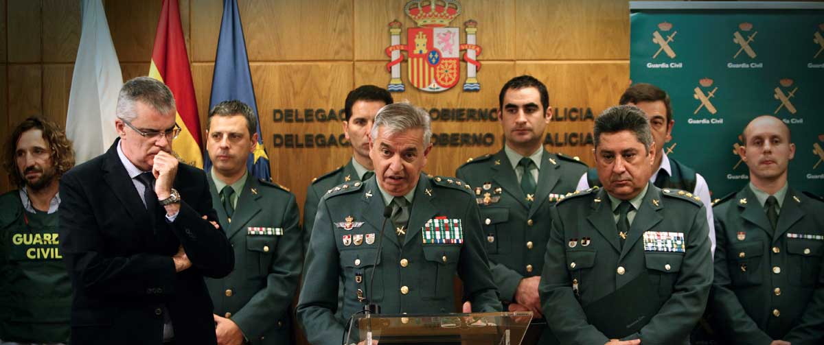 El coronel de la Unidad Central Operativa (UCO) de la Guardia Civil, Manuel Sánchez Corbí (c), y el coronel Francisco Javier Jambrina Rodríguez (d), jefe de la Comandancia de la Guardia Civil, durante la rueda de prensa. EFE