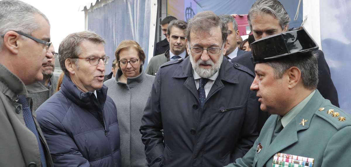 El presidente del Gobierno, Mariano Rajoy, el presidente de la Xunta Alberto Nuñez Feijóo, felicitan al coronel Jambrina (d), Jefe de la Comandancia de A Coruña, por la resolución del caso de la desaparición de Diana Quer.