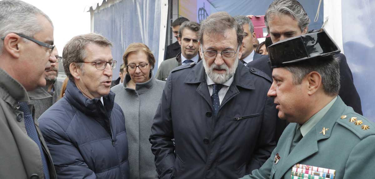 El presidente del Gobierno, Mariano Rajoy, el presidente de la Xunta Alberto Nuñez Feijóo, felicitan al coronel Jambrina (d), Jefe de la Comandancia de A Coruña, por la resolución del caso de la desaparición de Diana Quer.