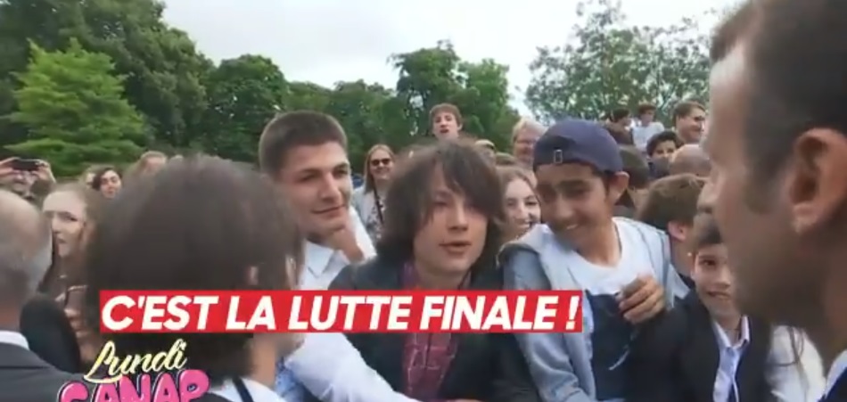 Emmanuel Macron saluda a varios estudiantes durante un acto