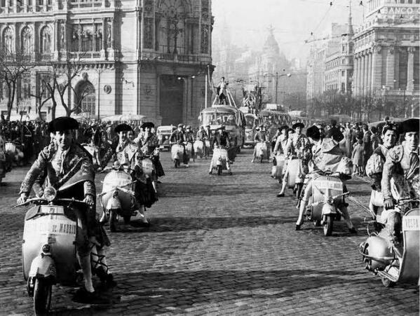 La Cabalgata de 1957 por las calles de Madrid con toreros en Vespa Eliminar