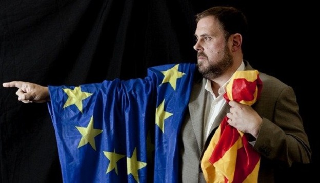 Oriol Junqueras con las banderas de Europa y Catalunya